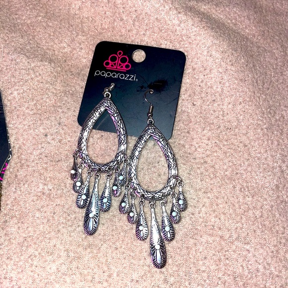 Paparazzi jewelry.. yeah f you buy all of them at once then it will be 20.00 - Picture 4 of 5